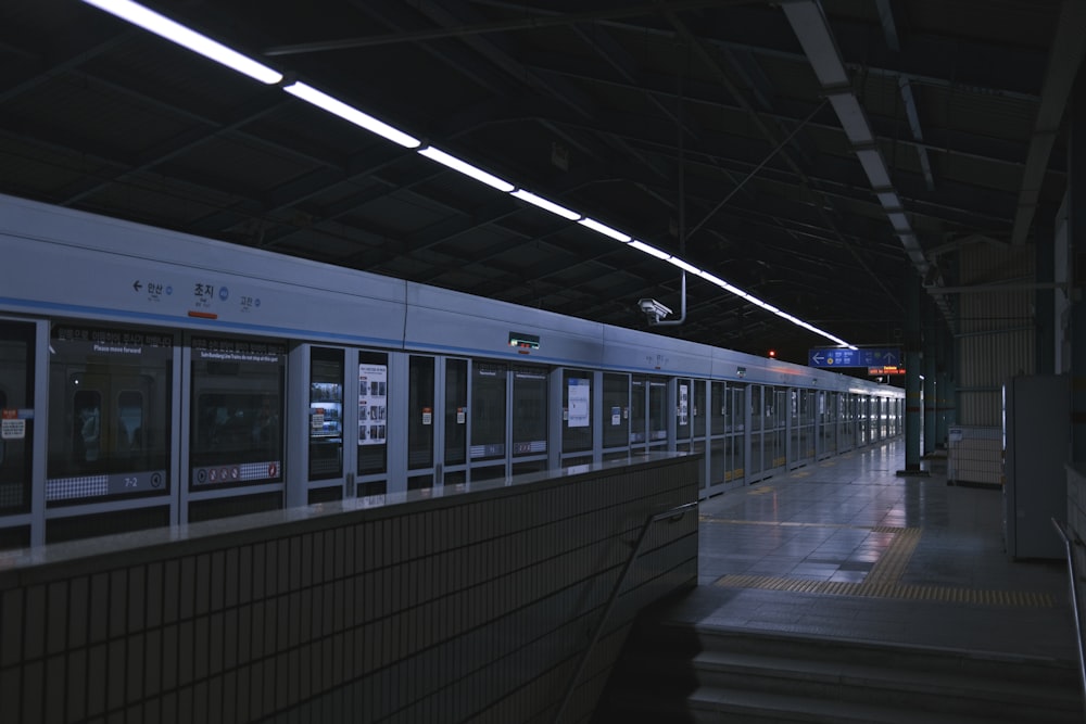 선로에 기차가있는 기차역