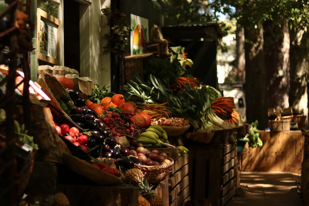 um monte de frutas e legumes estão em exposição