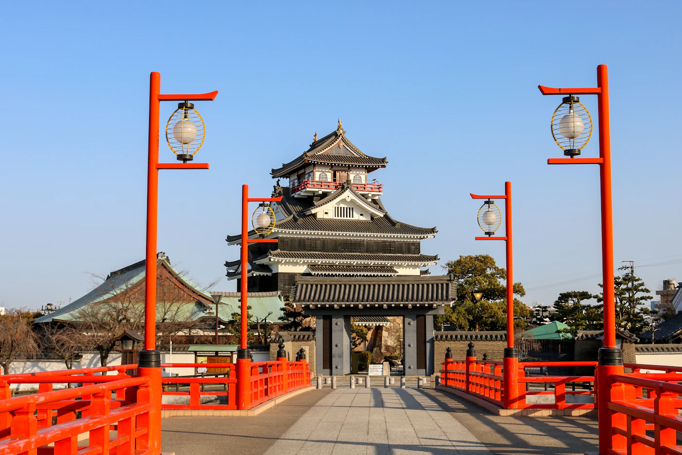 Das rot lackierte Haupttor des Shuri-Schlosses in Naha, Sitz des früheren Königreichs Ryukyu