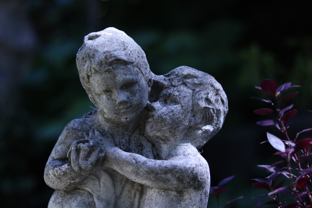 una statua di due bambini che si abbracciano