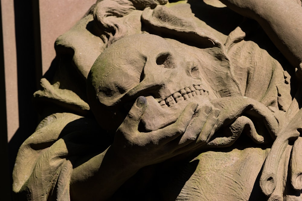 Eine Sandskulptur eines Schädels mit menschlichem Gesicht
