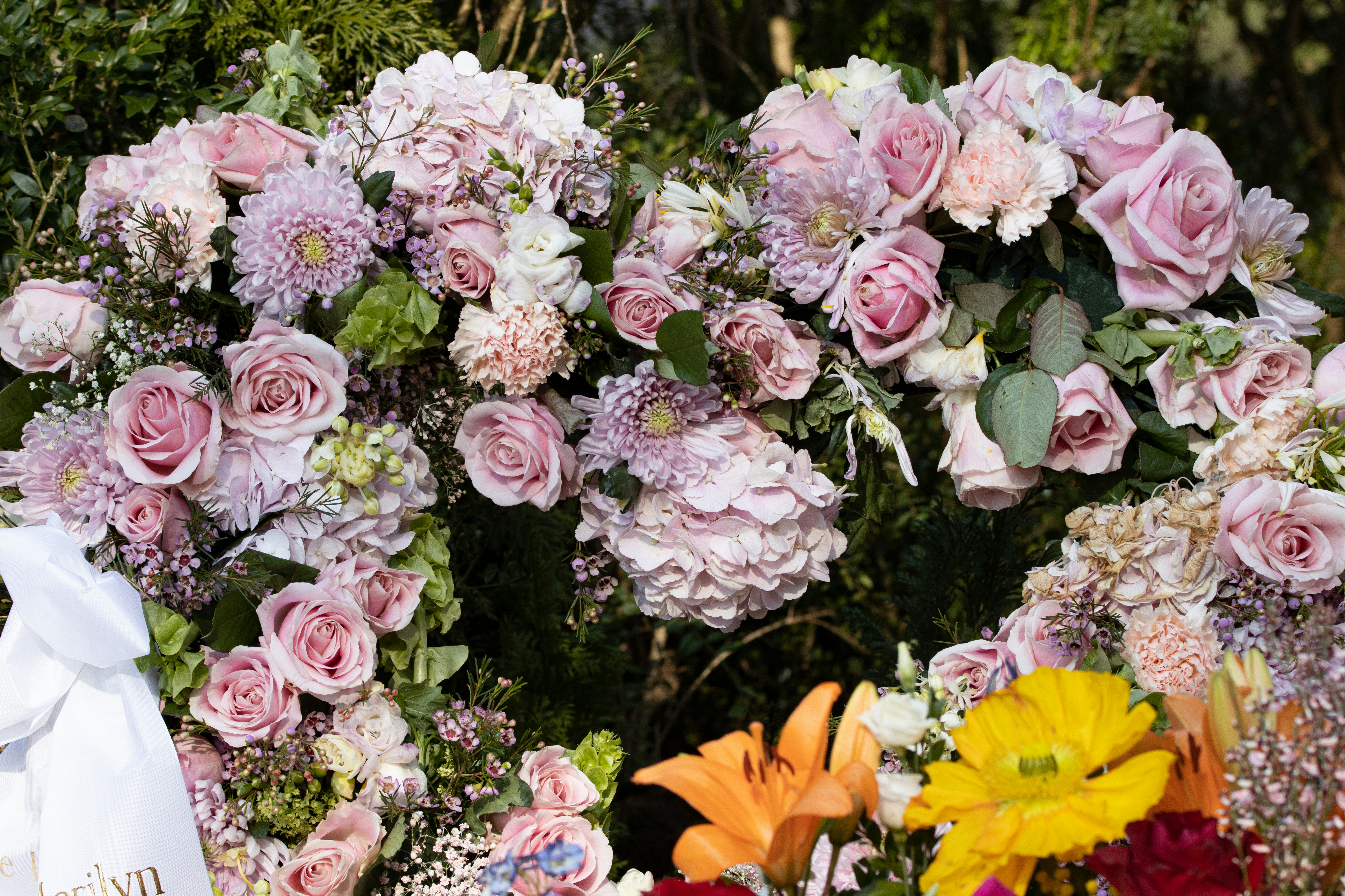 Coroana funerara cu flori albe si verdeata pentru servicii comemorative