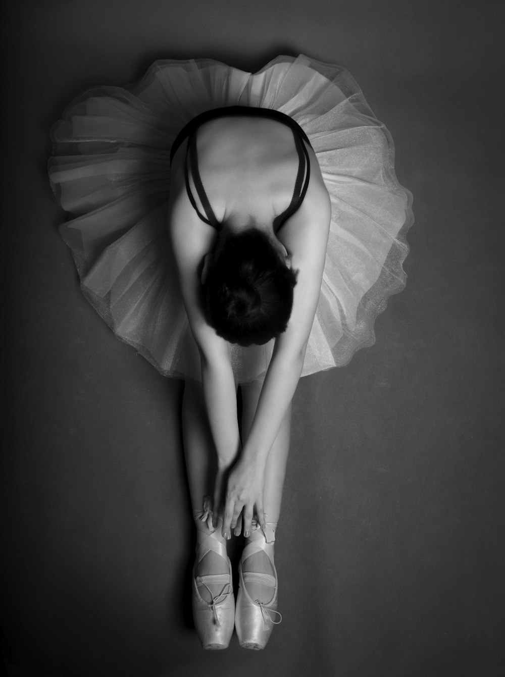 Una foto en blanco y negro de una bailarina