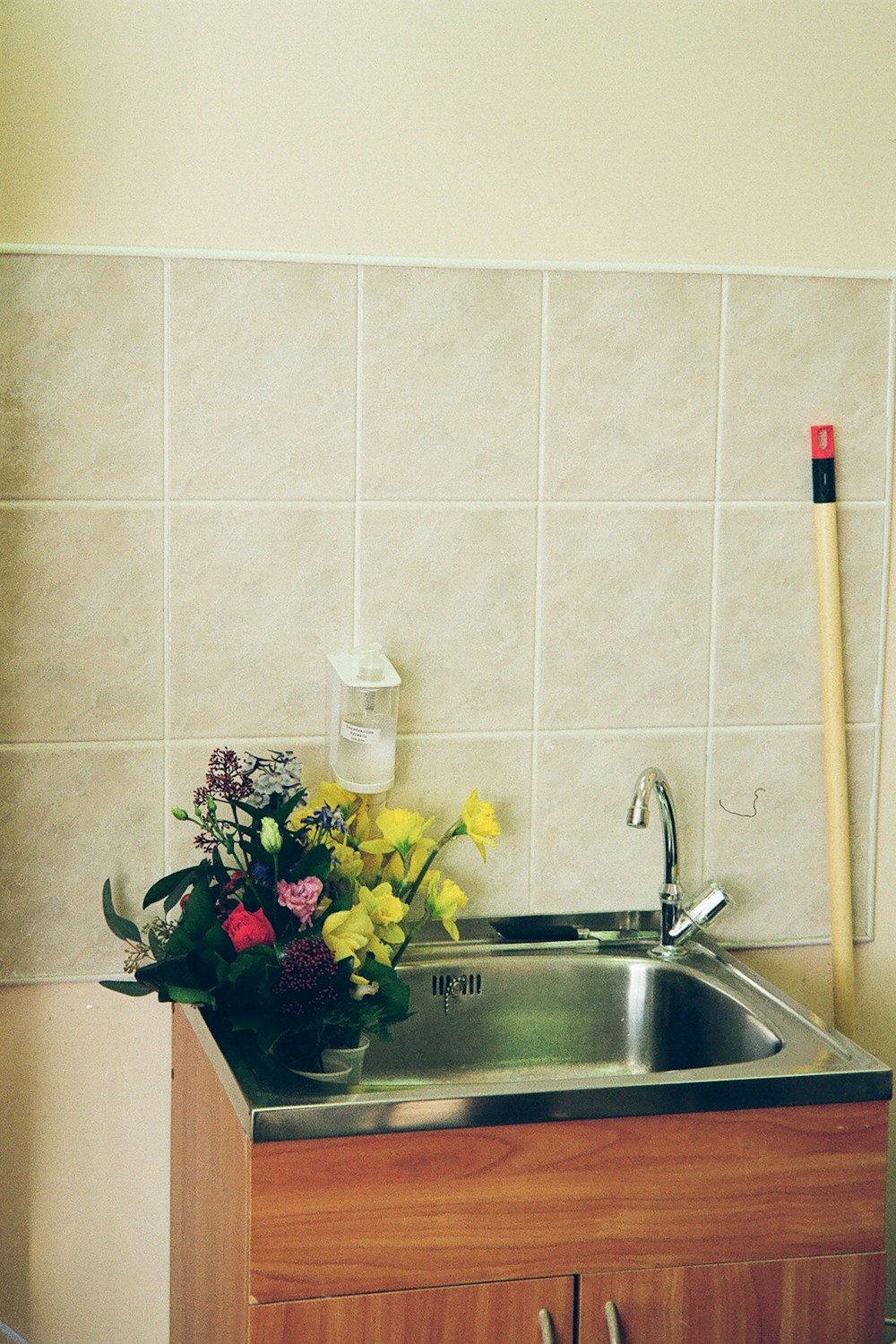 un fregadero de cocina con un ramo de flores