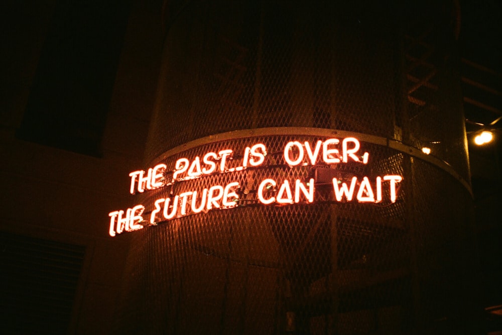 Eine Leuchtreklame mit der Aufschrift "Die Vergangenheit ist vorbei, die Zukunft kann warten"