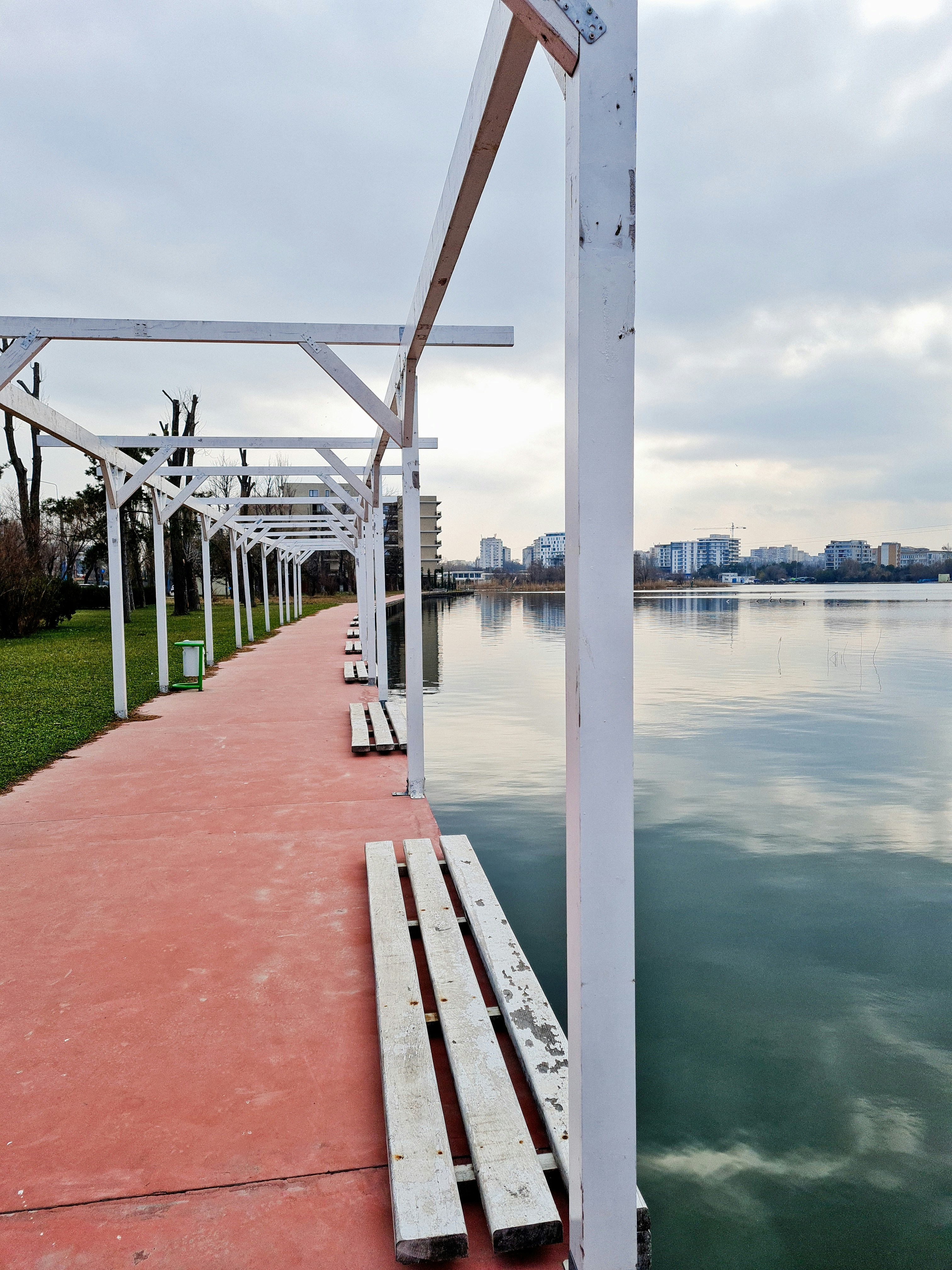 ein langes Dock mit Bänken an der Seite