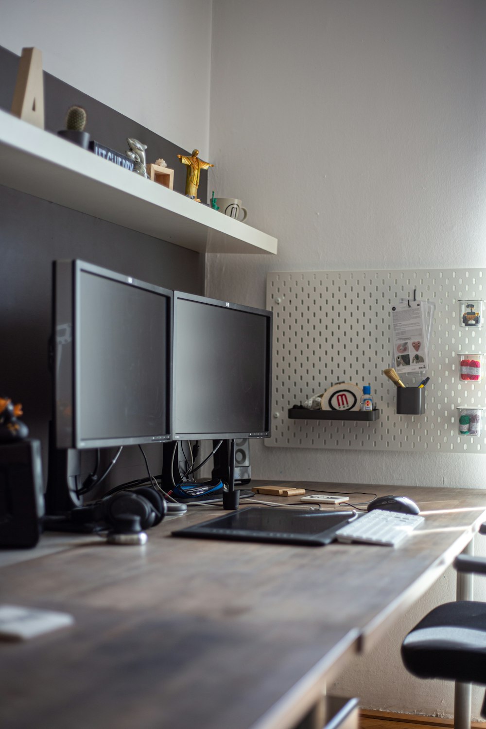 ein Schreibtisch mit zwei Monitoren und einer Tastatur