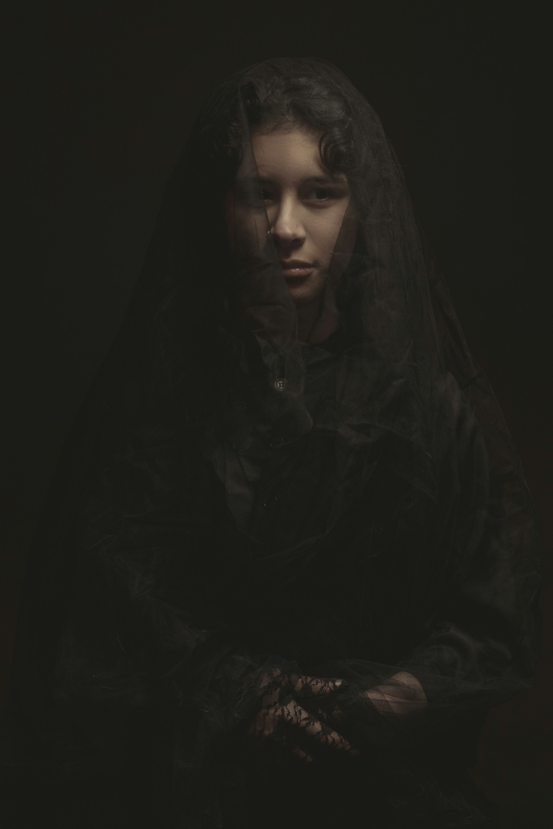 a woman with a veil on her head