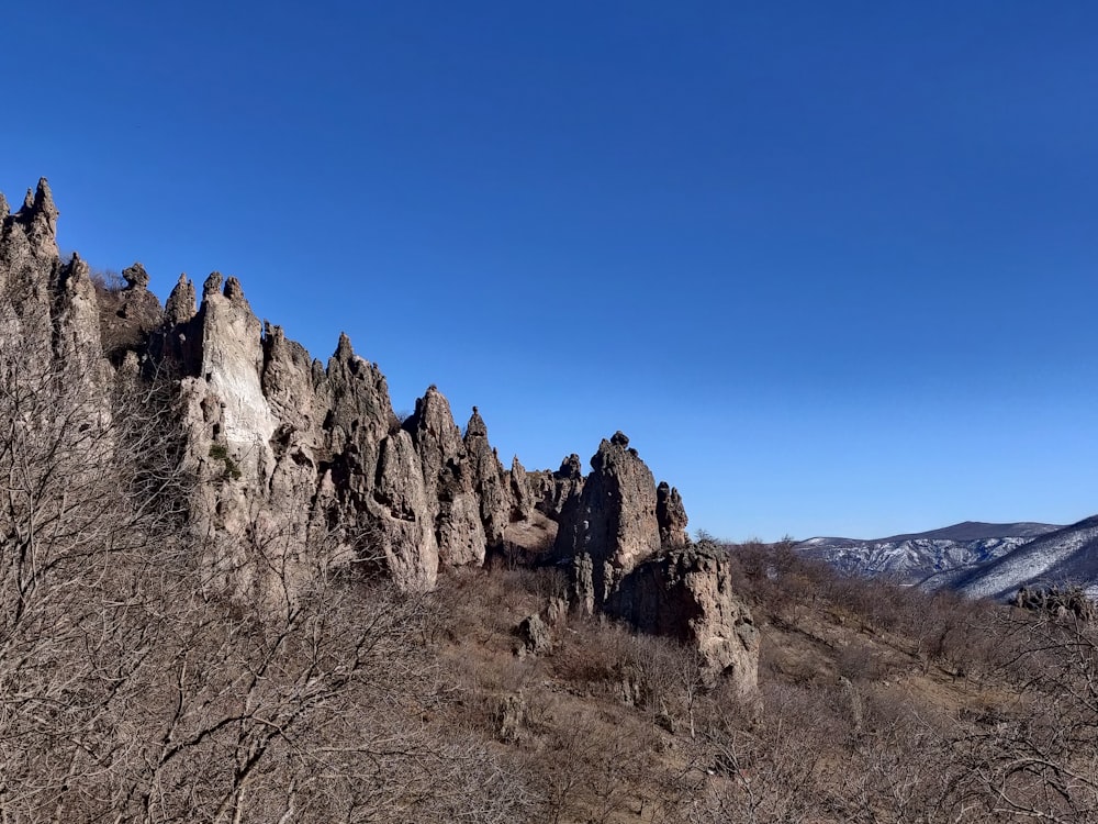 Eine Gruppe von Felsen, die auf einem Hügel sitzen