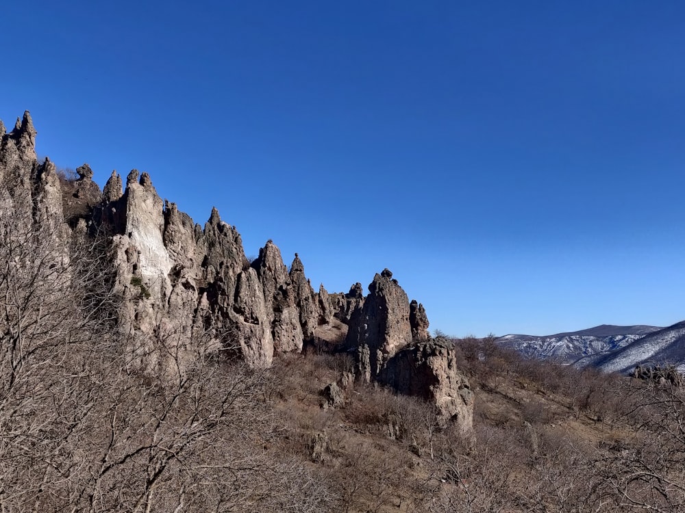 Un grupo de rocas sentadas en la cima de una colina