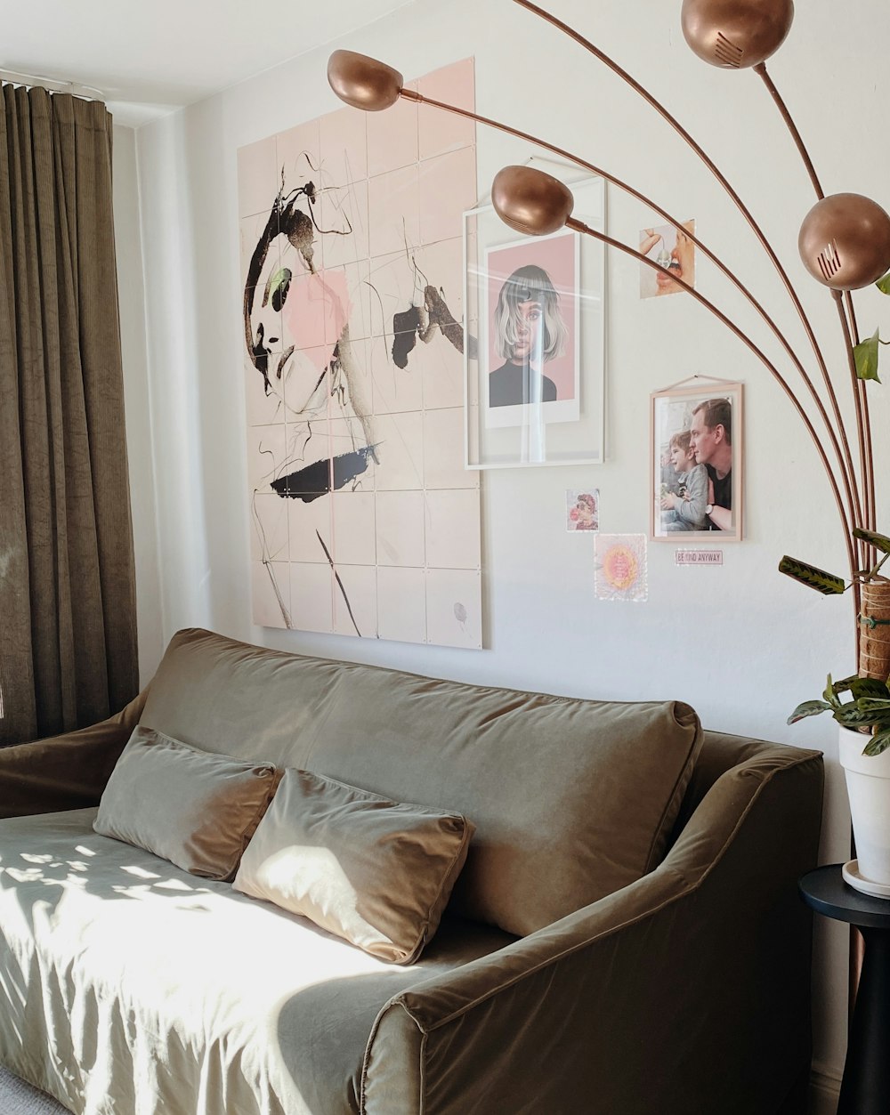 un soggiorno con un divano e un dipinto sul muro