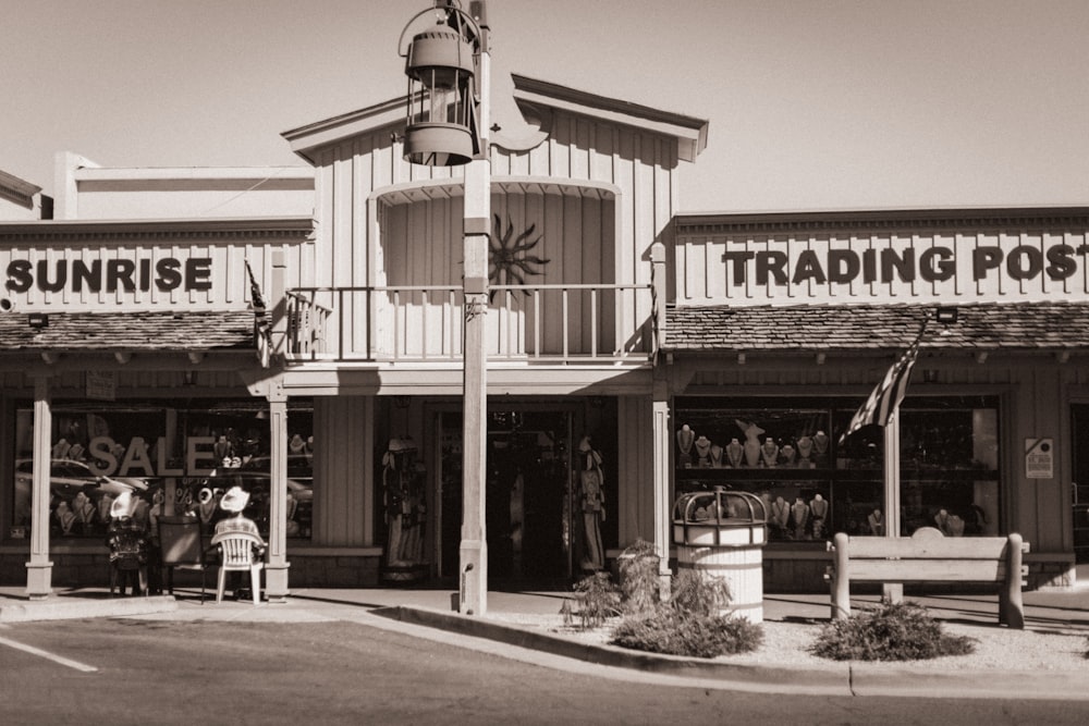 une photo en noir et blanc d’une devanture de magasin