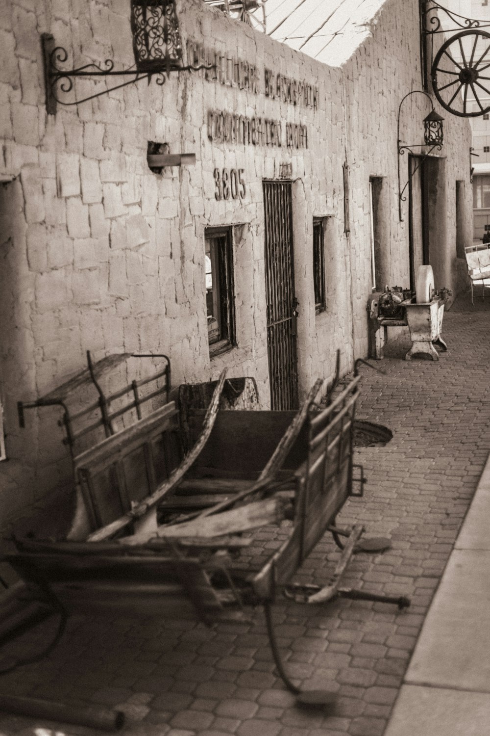 Una foto en blanco y negro de un edificio antiguo