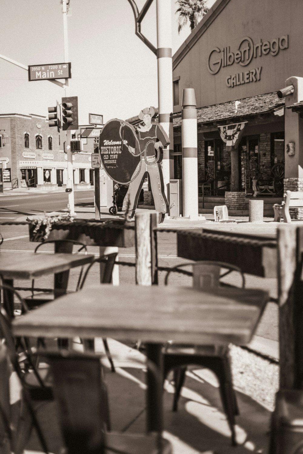 Ein Schwarz-Weiß-Foto von einer Straßenecke
