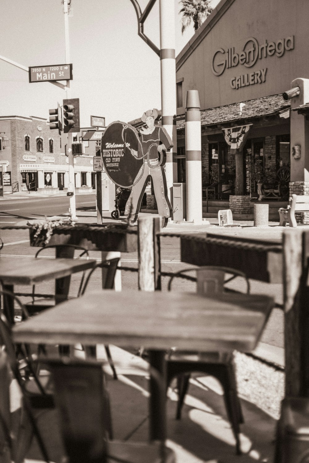 Une photo en noir et blanc d’un coin de rue