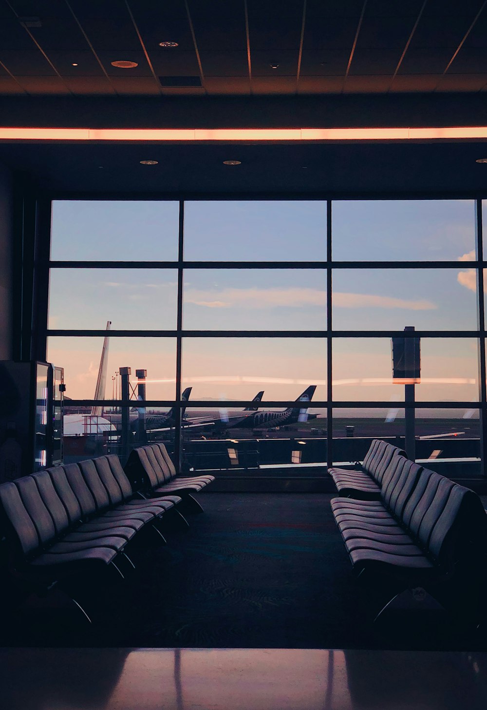 Blick auf einen Flughafen durch ein Fenster