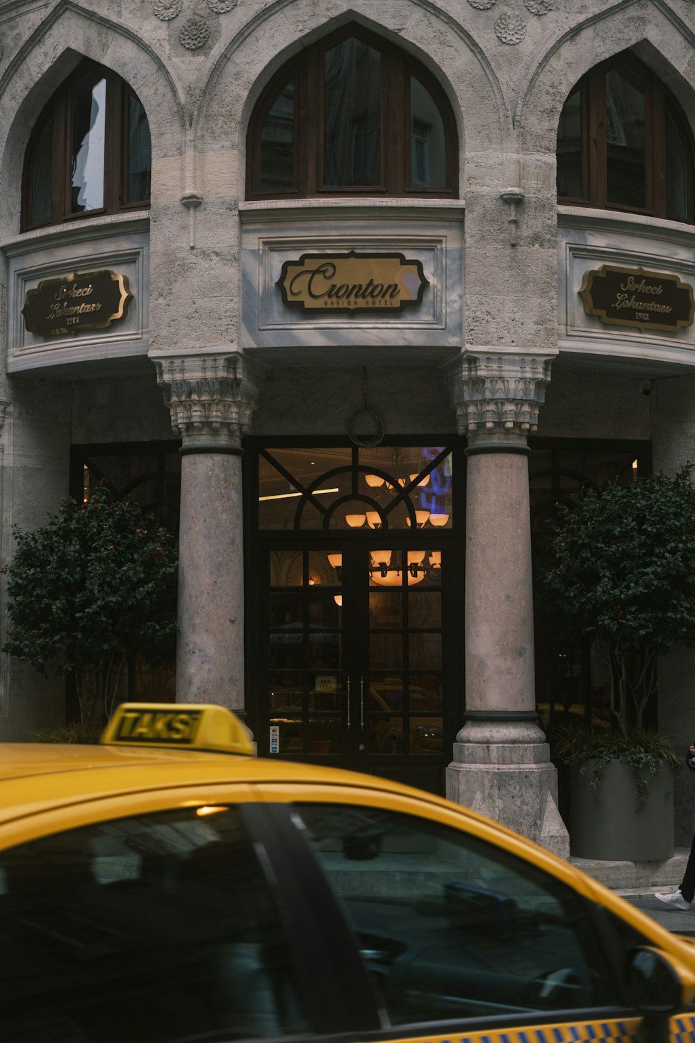 Un taxi está estacionado frente a un edificio