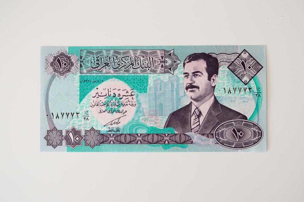 una banconota con l'immagine di un uomo
