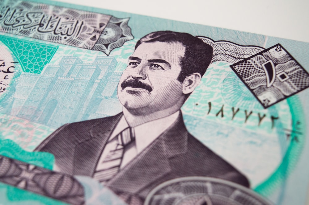 Un retrato de un hombre en un billete de cinco dólares