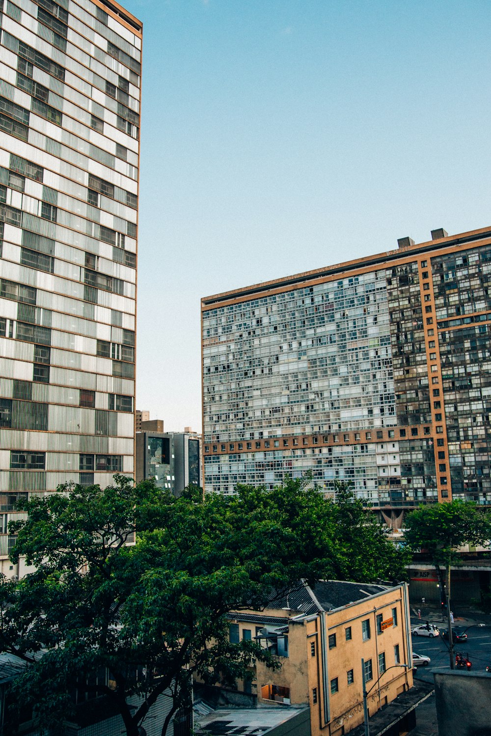 um par de edifícios altos sentados um ao lado do outro