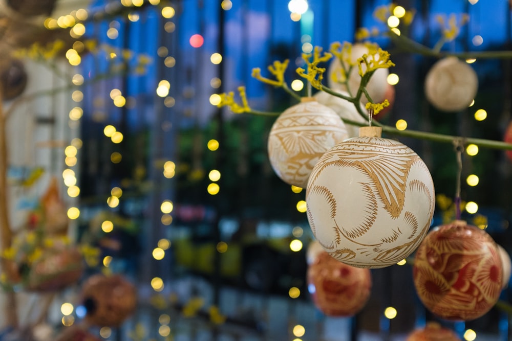 a bunch of ornaments hanging from a tree