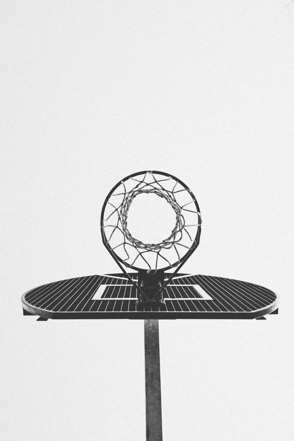 uma foto em preto e branco de um aro de basquete