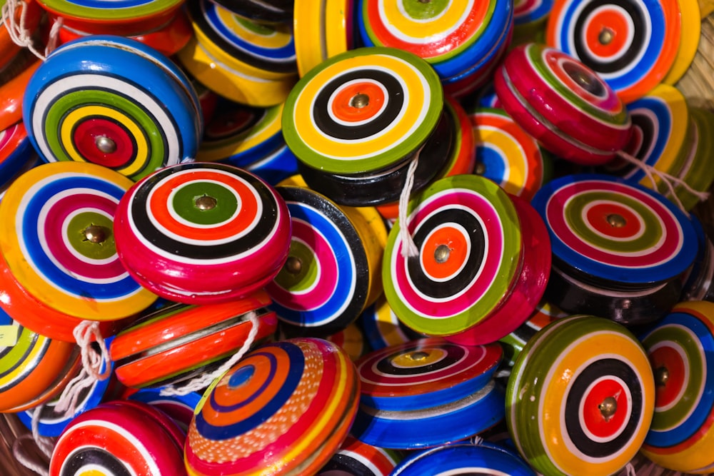 uma pilha de botões coloridos sentados um ao lado do outro