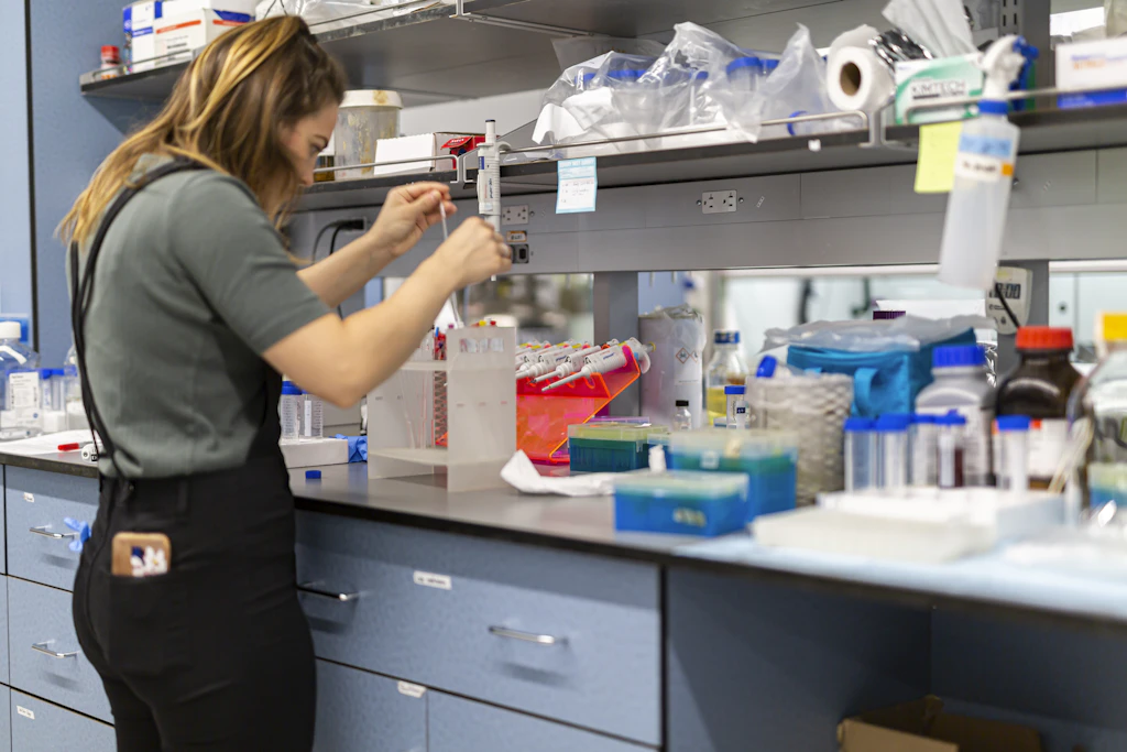 Profesional trabajando con muestras y material de laboratorio