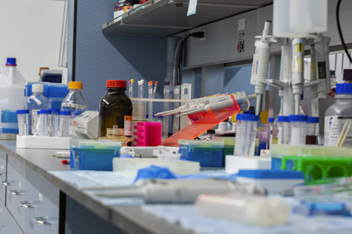 Mesada de laboratorio farmacéutico con instrumentos científicos