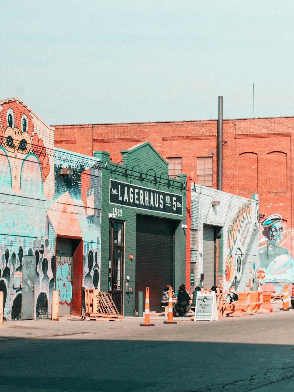 a building that has a lot of graffiti on it