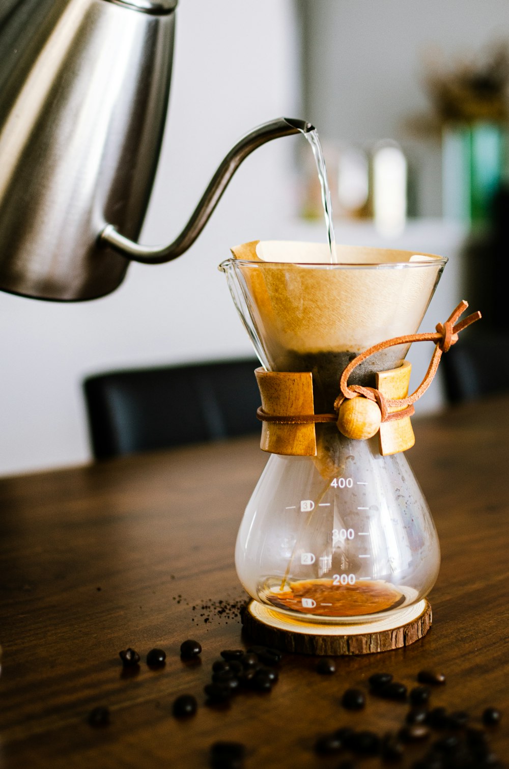 eine Kaffeekanne, die Kaffee in eine Tasse gießt