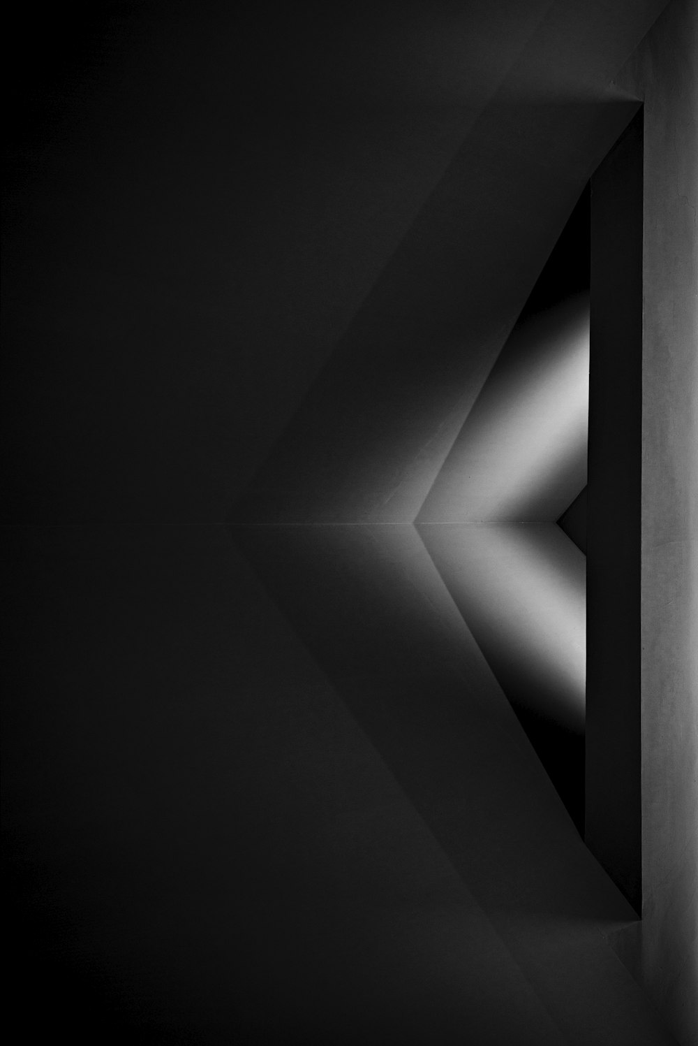 uma foto em preto e branco de uma parede