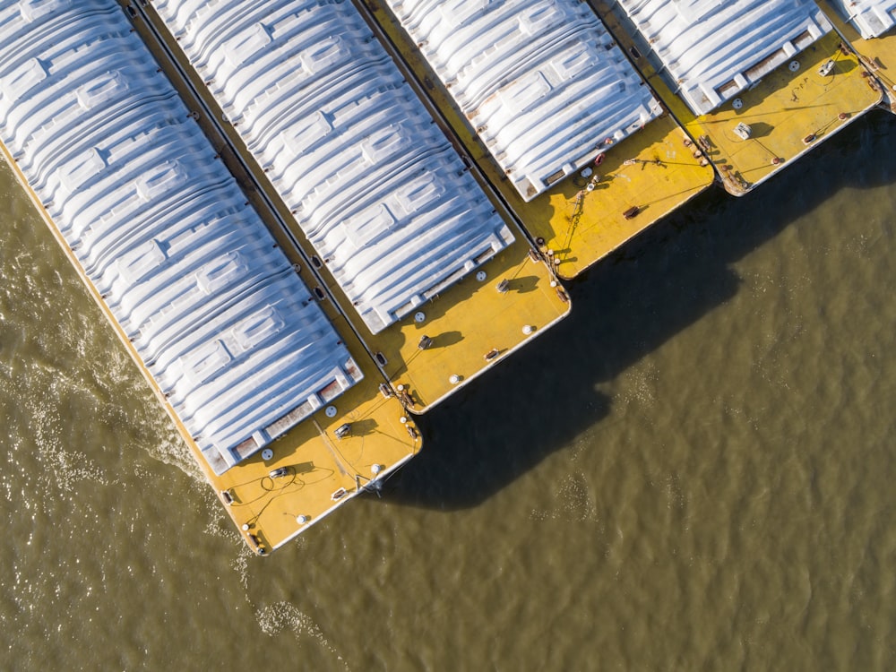 Un gran bote amarillo y blanco en un cuerpo de agua