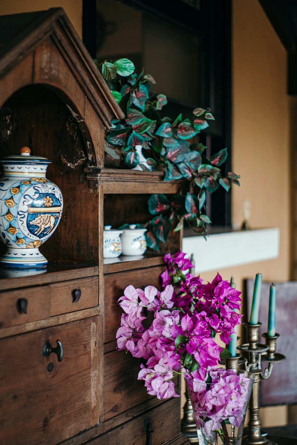 un vase rempli de fleurs violettes assis sur une table