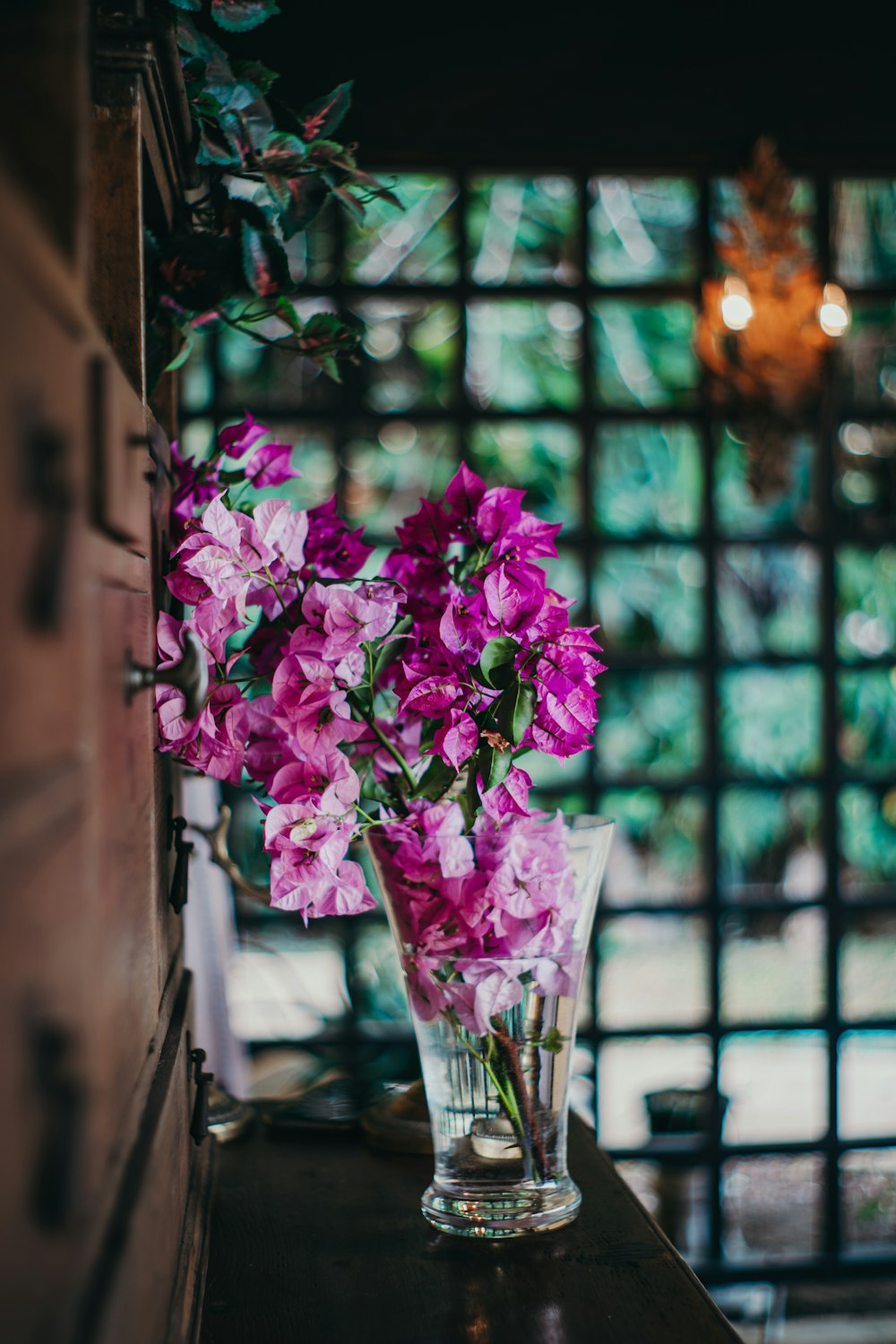un vase rempli de fleurs violettes assis sur une table