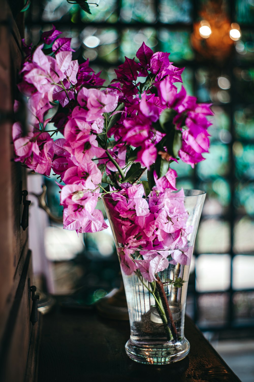 un vase rempli de fleurs violettes sur une table