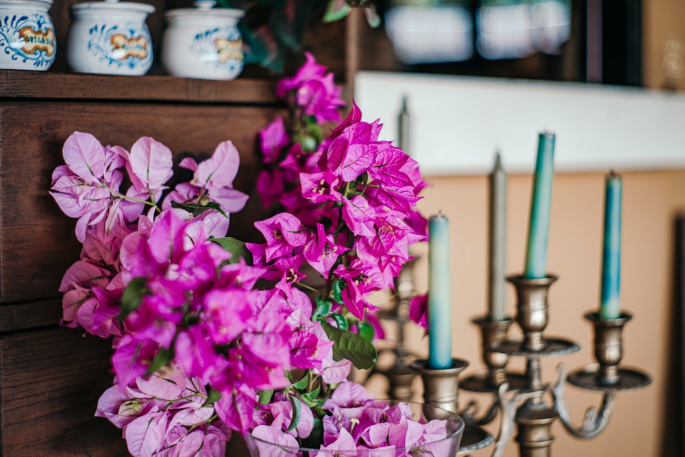 un bouquet de fleurs violettes assis sur une table