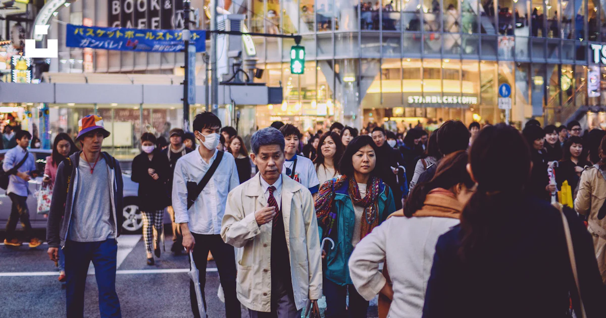 通りを横切って歩く人々の群衆の写真 – Unsplashの無料東京写真