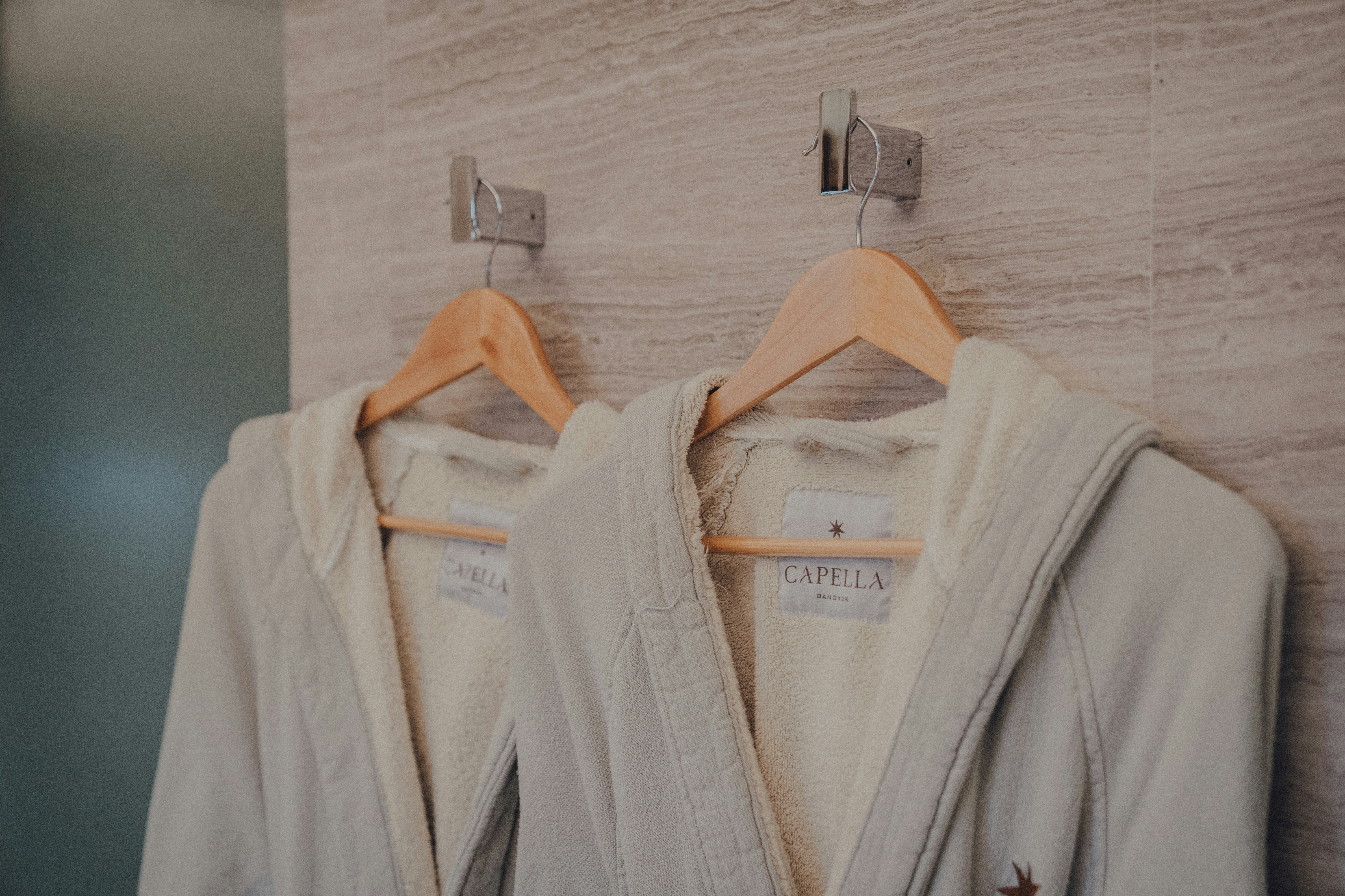 batas de hotel colgadas en los percheros