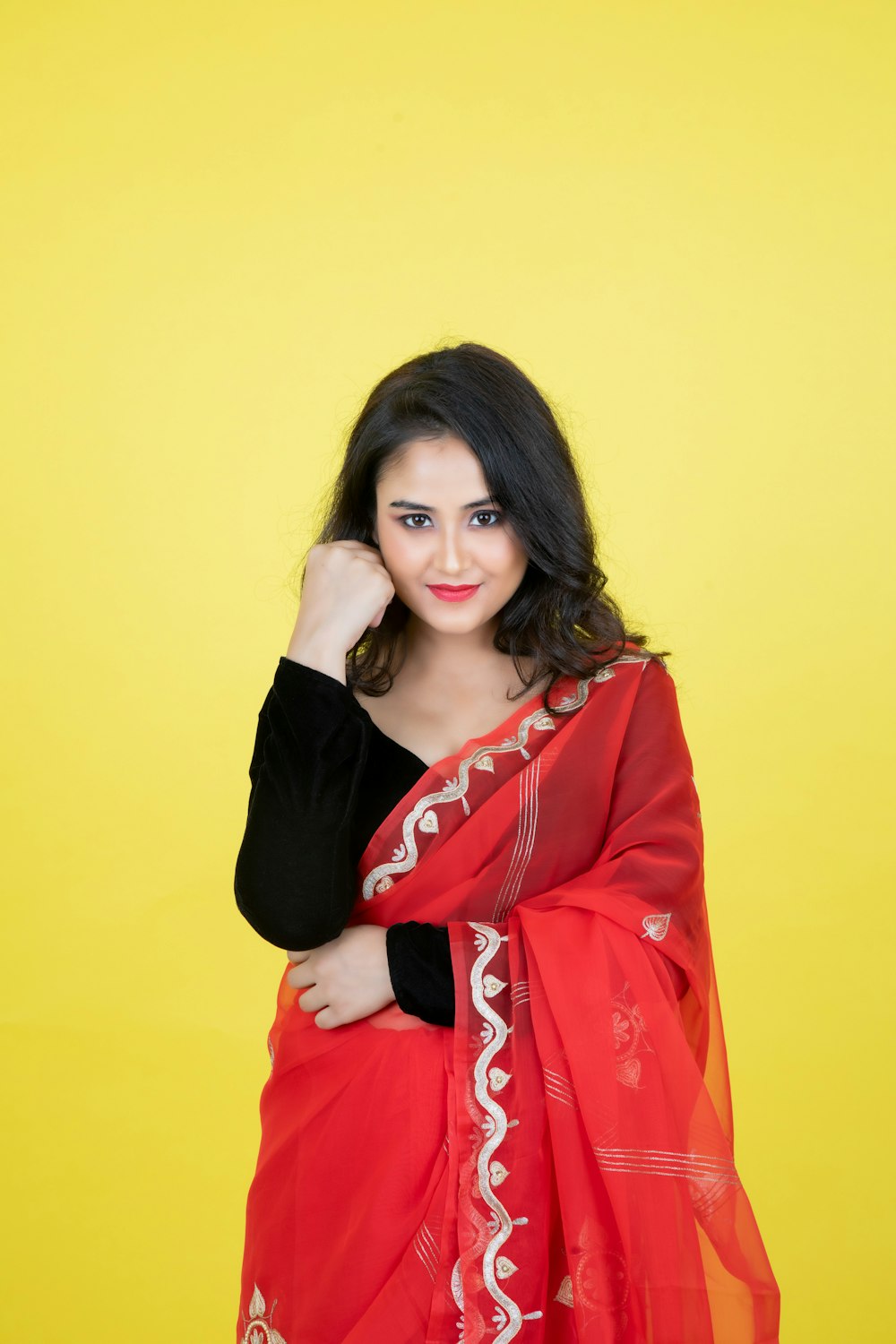 Una donna in un sari rosso in posa per una foto