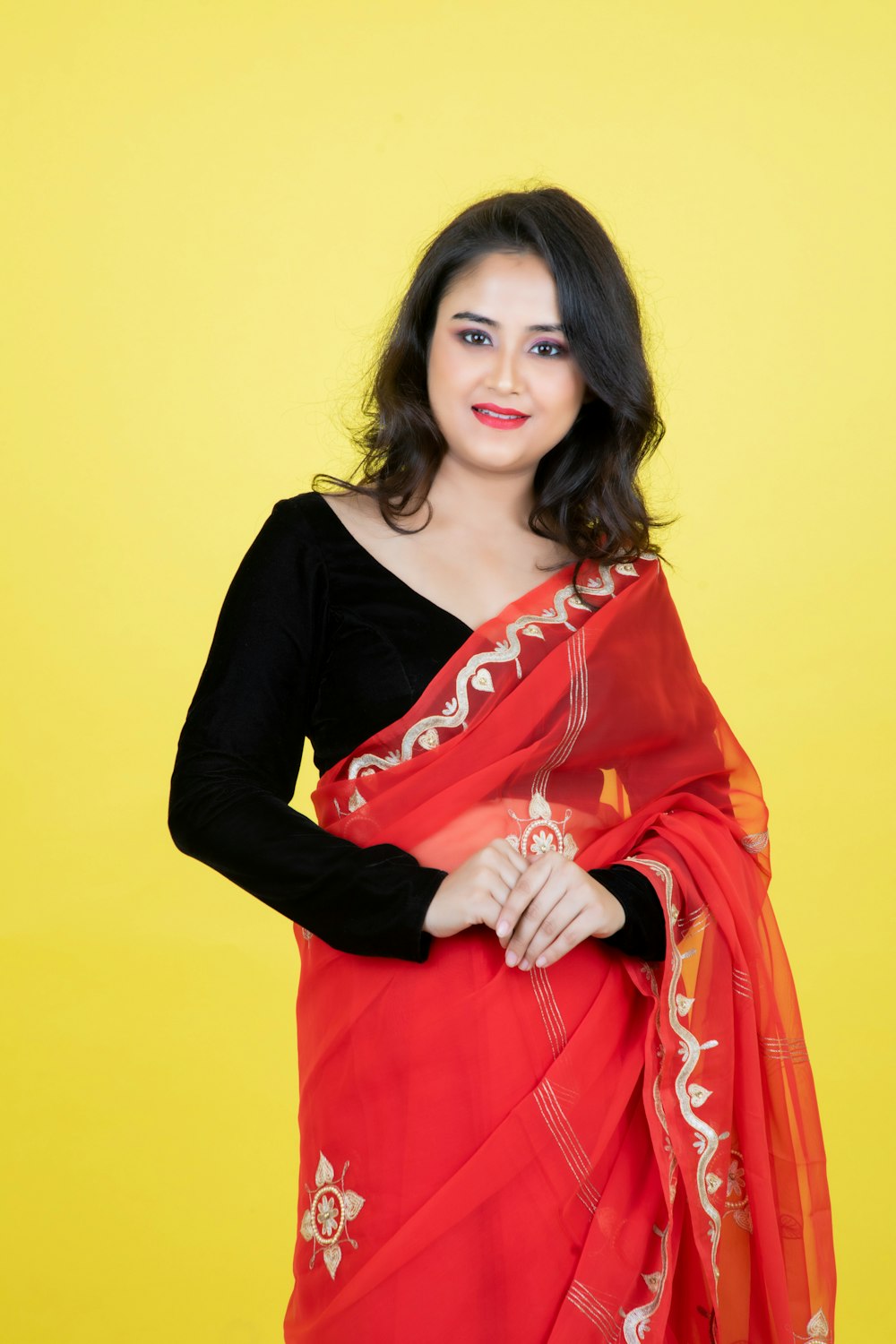 Une femme vêtue d’un sari rouge posant pour une photo