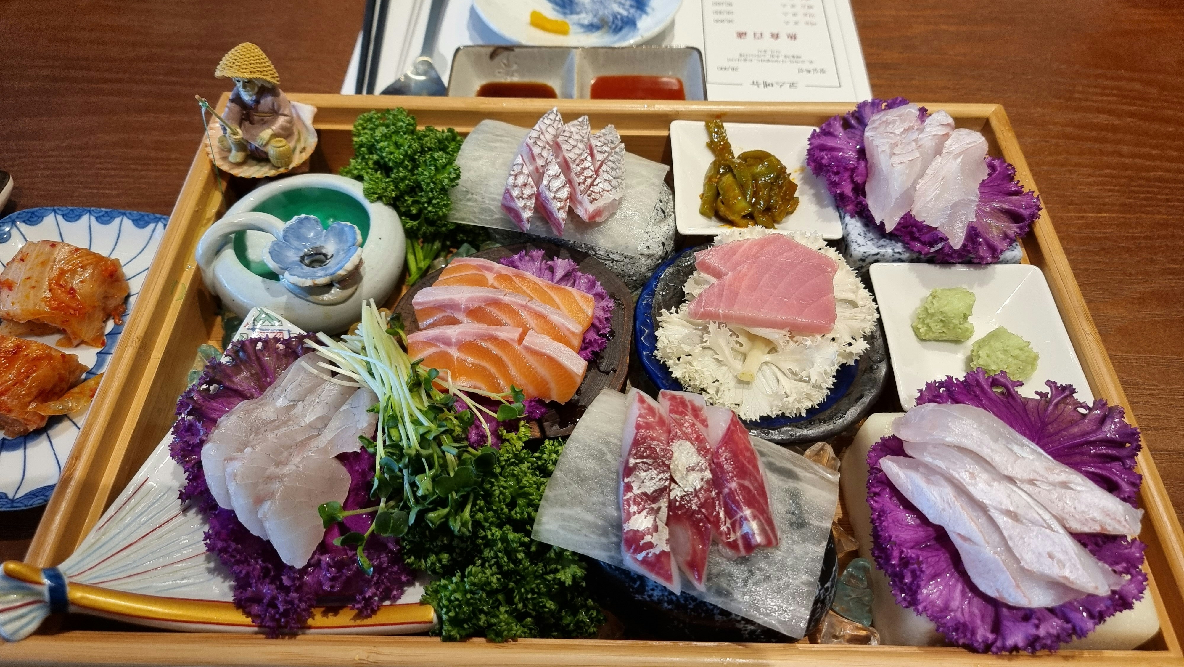 Fresh Korean raw fish hoe and sashimi platter with colorful garnishes