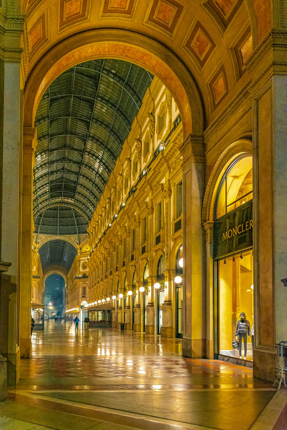 un edificio molto grande con un grande soffitto ad arco