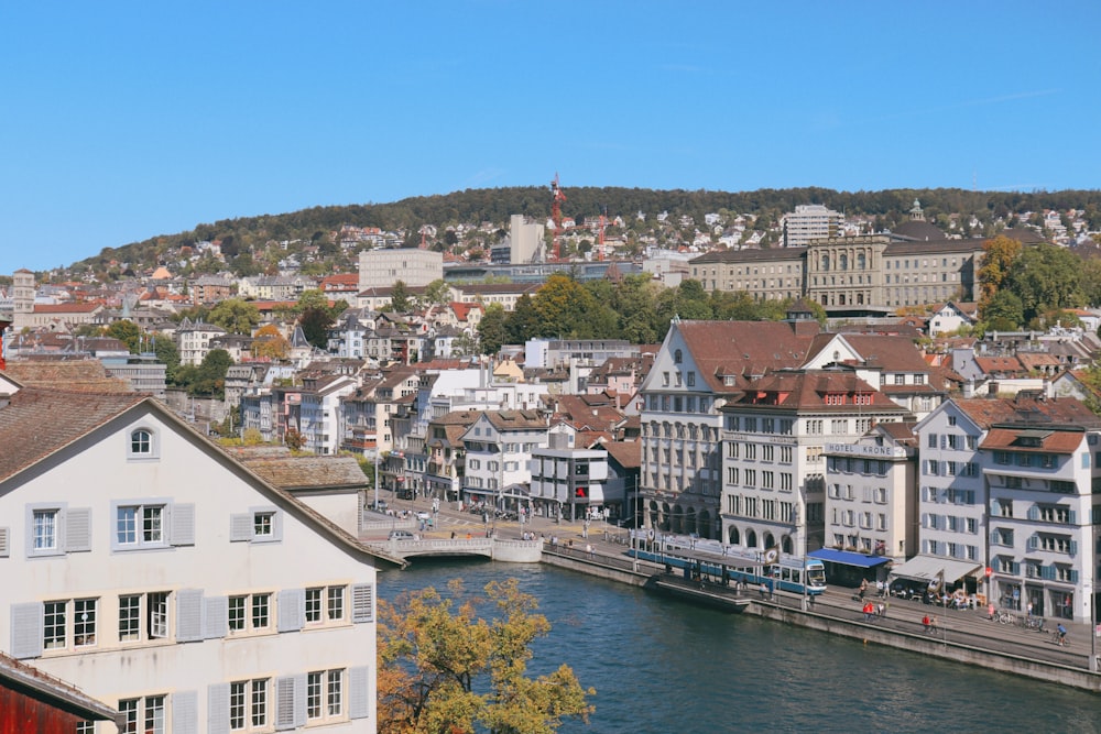 Un río que atraviesa una ciudad junto a edificios altos