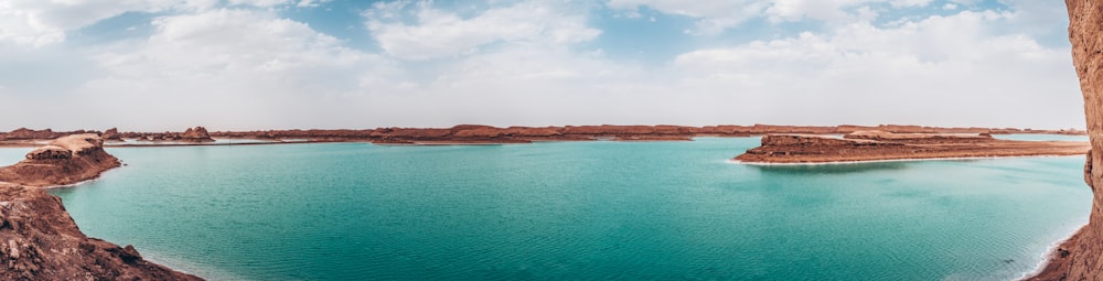 Un grande specchio d'acqua circondato da montagne