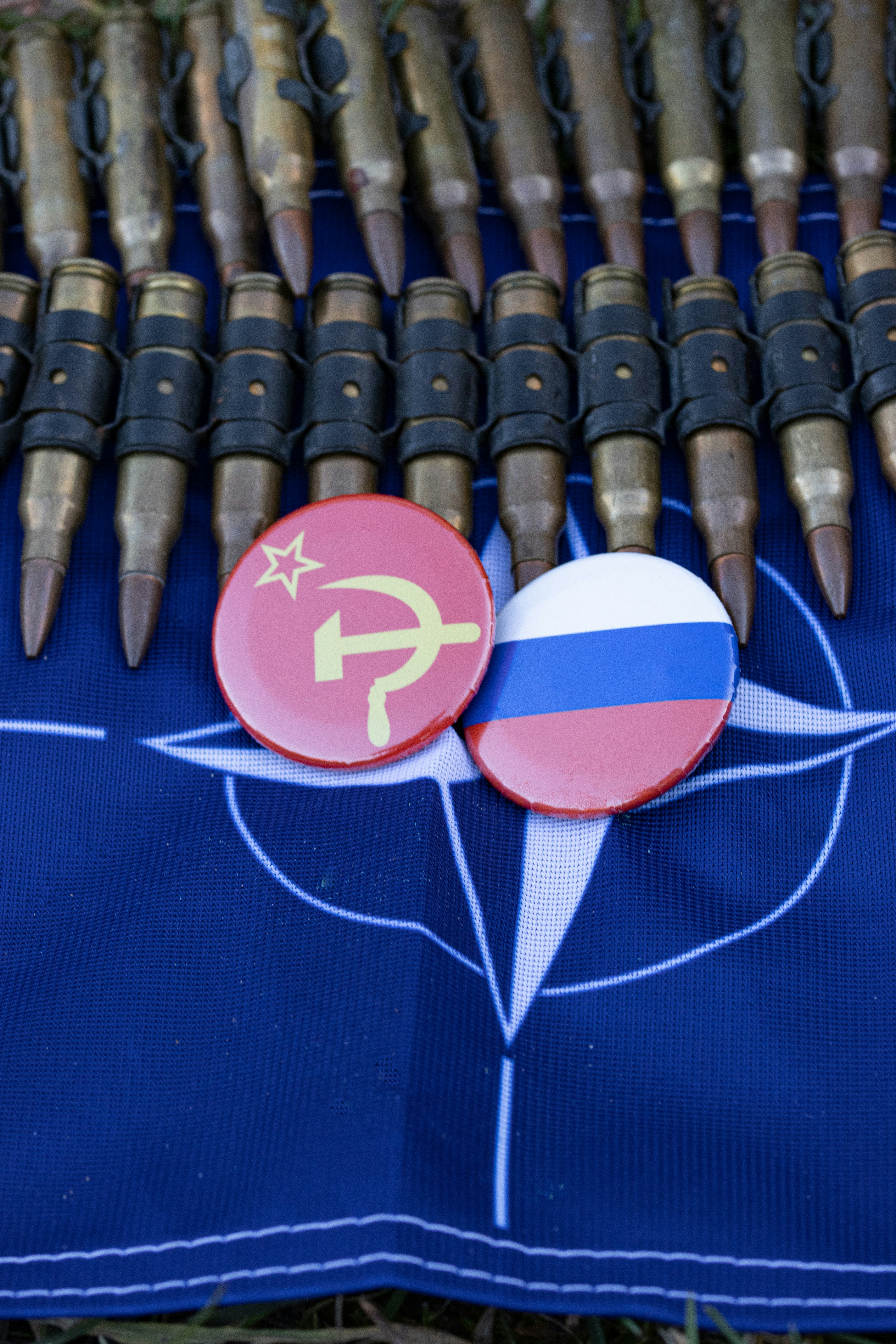 Una mesa cubierta con muchos tipos diferentes de botones