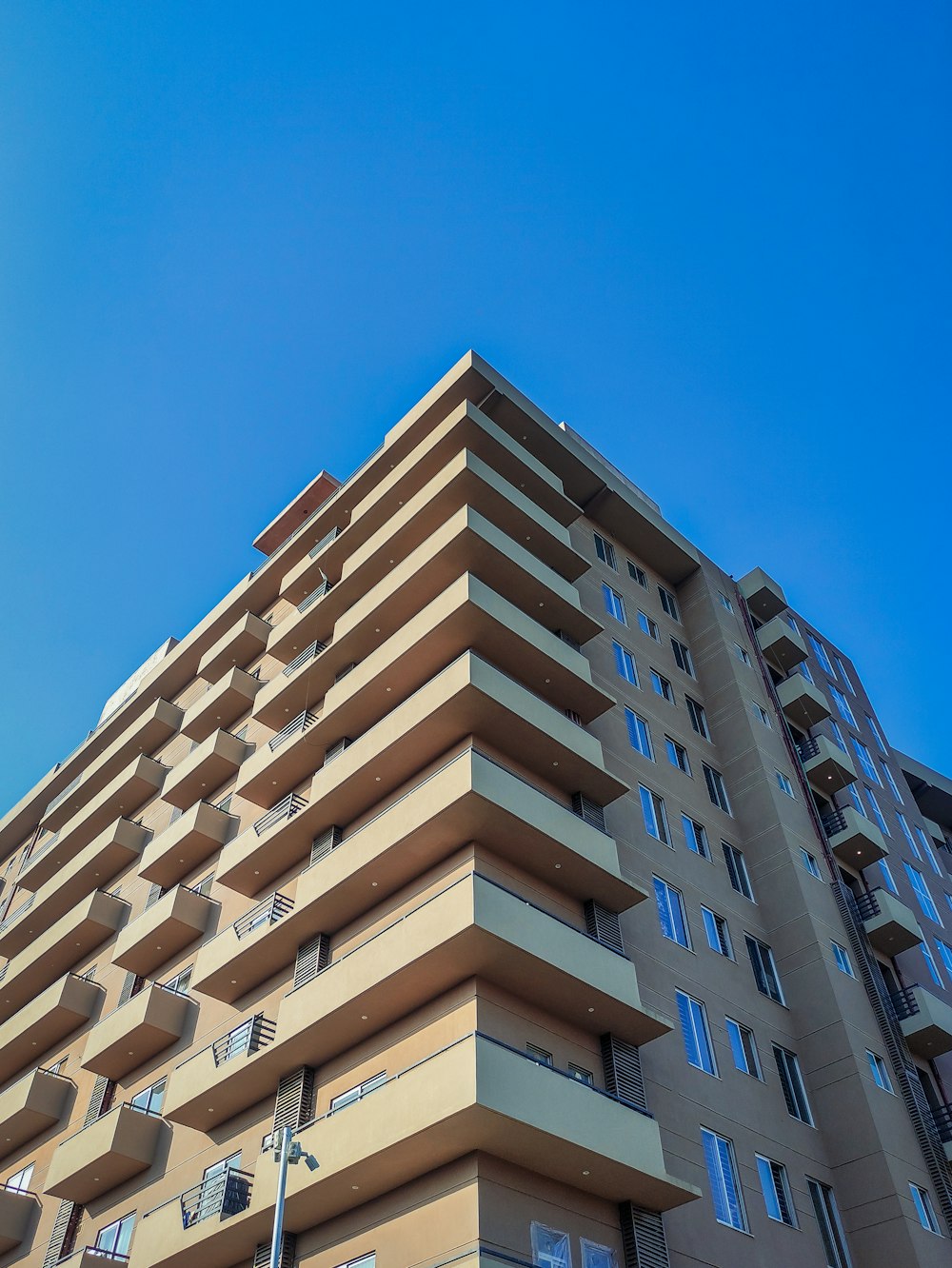 Un edificio alto con balcones en la parte superior