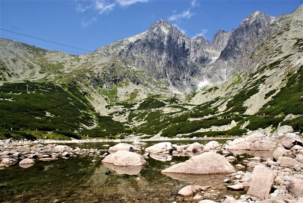 una cadena montañosa con un río en primer plano