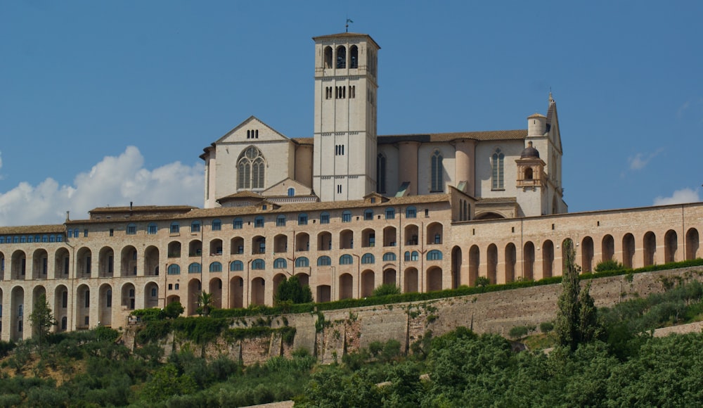 un grande edificio con una torre dell'orologio in cima ad esso