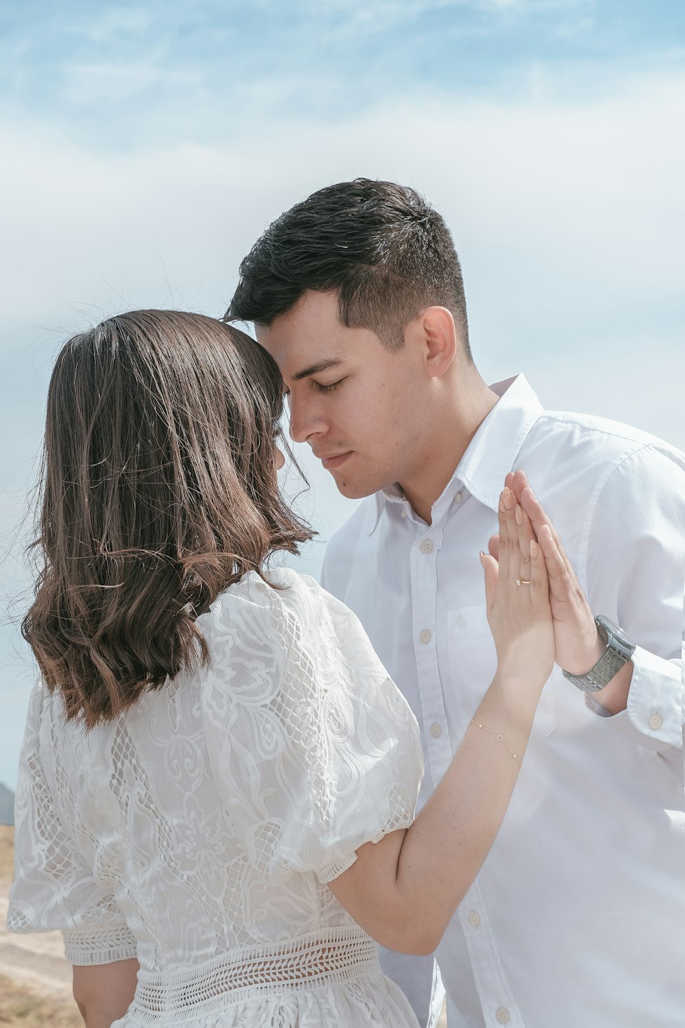 um homem e uma mulher de pé um ao lado do outro